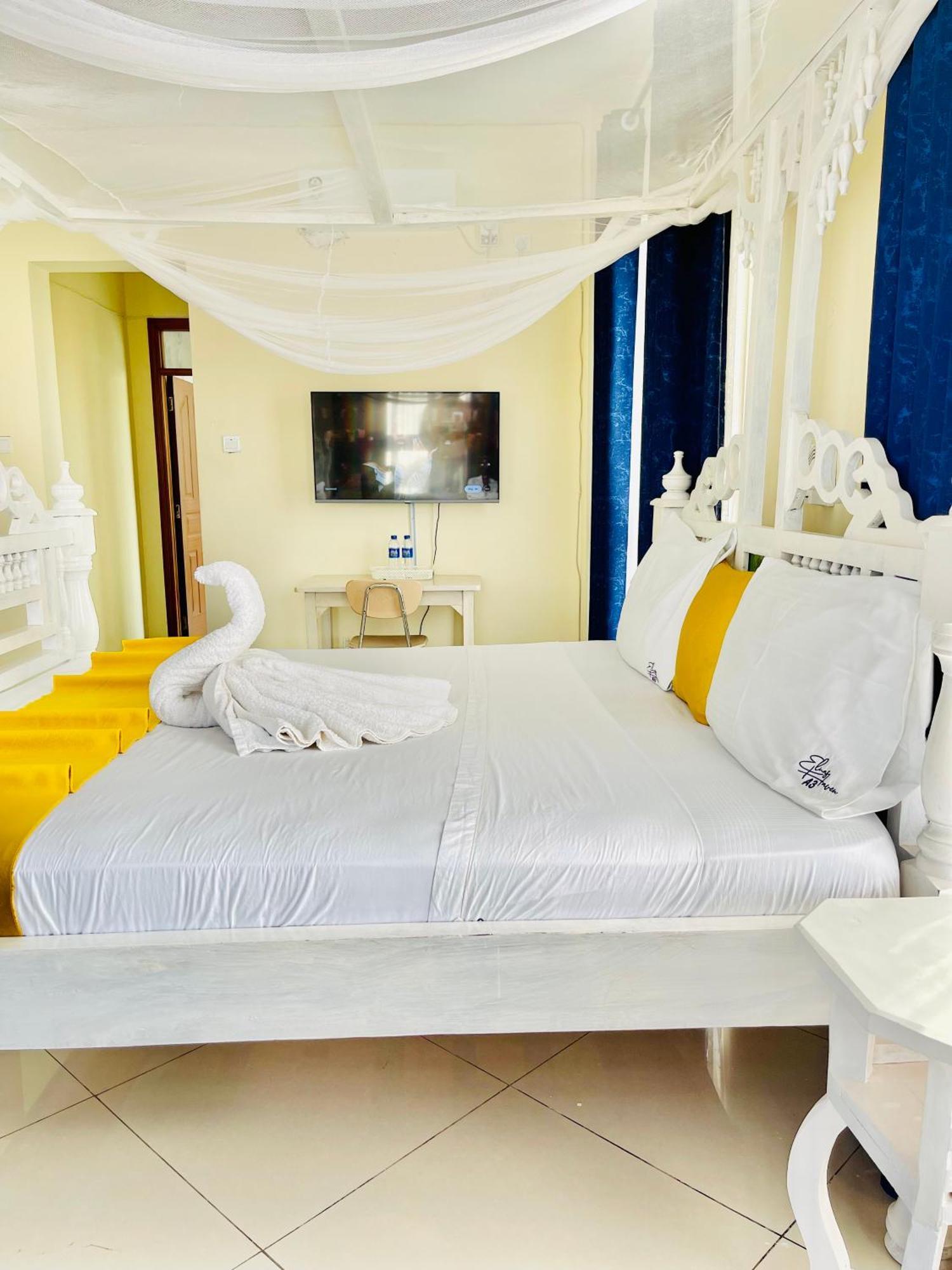 Elna'S Nyali - Work & Unwind - Pool, Sea Views, Ac & Fast Wi-Fi Bed and Breakfast Mombassa Buitenkant foto