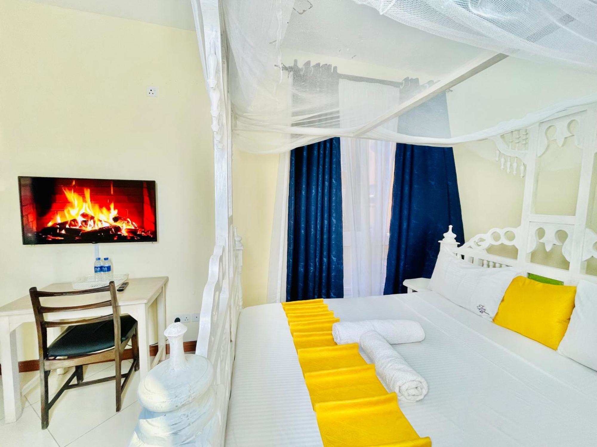 Elna'S Nyali - Work & Unwind - Pool, Sea Views, Ac & Fast Wi-Fi Bed and Breakfast Mombassa Buitenkant foto