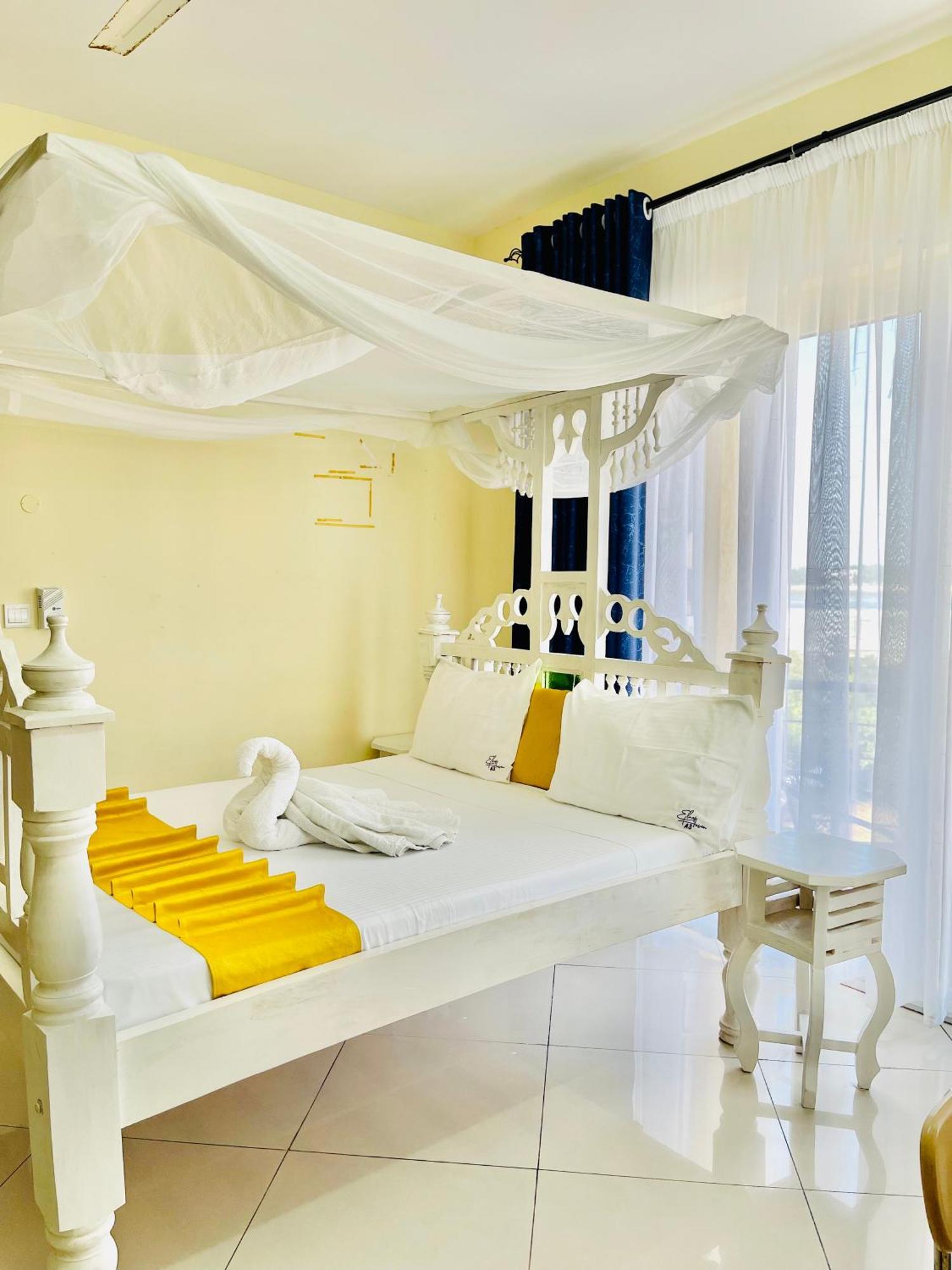 Elna'S Nyali - Work & Unwind - Pool, Sea Views, Ac & Fast Wi-Fi Bed and Breakfast Mombassa Buitenkant foto
