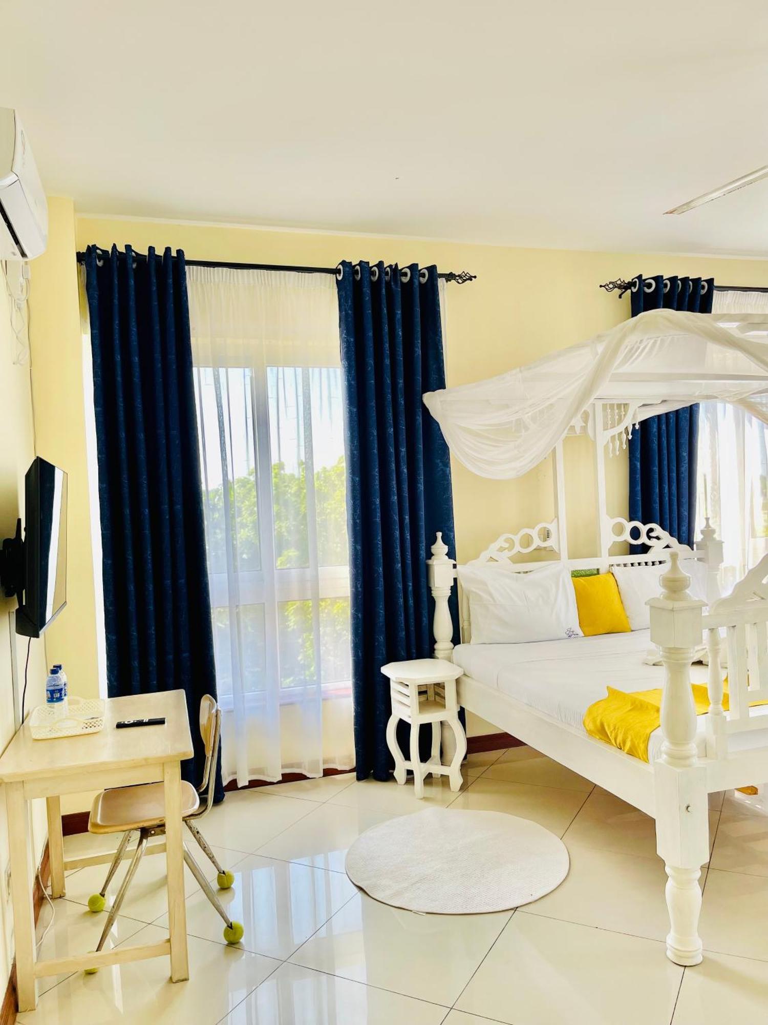 Elna'S Nyali - Work & Unwind - Pool, Sea Views, Ac & Fast Wi-Fi Bed and Breakfast Mombassa Buitenkant foto