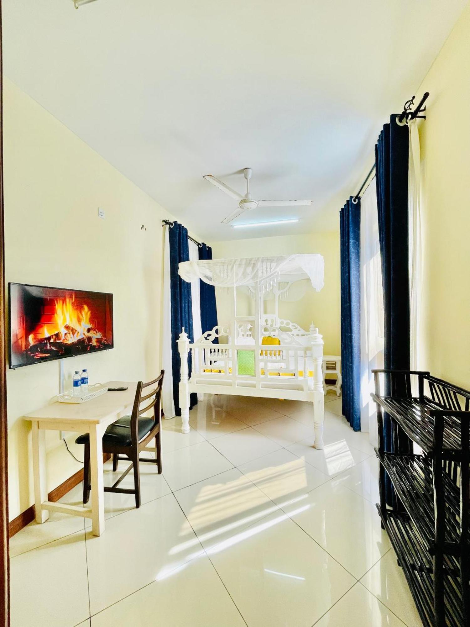 Elna'S Nyali - Work & Unwind - Pool, Sea Views, Ac & Fast Wi-Fi Bed and Breakfast Mombassa Buitenkant foto