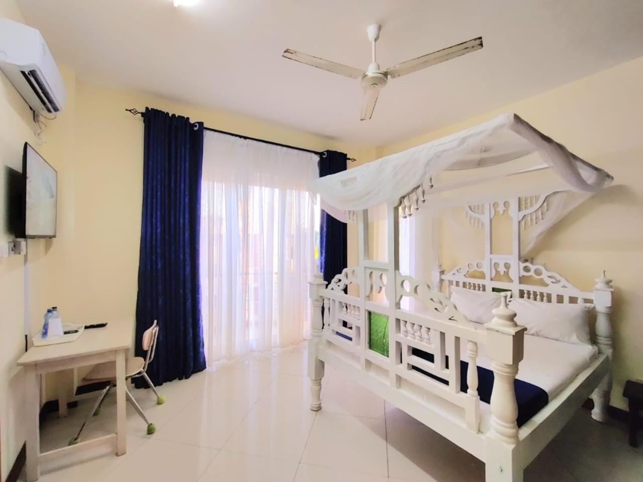 Elna'S Nyali - Work & Unwind - Pool, Sea Views, Ac & Fast Wi-Fi Bed and Breakfast Mombassa Buitenkant foto
