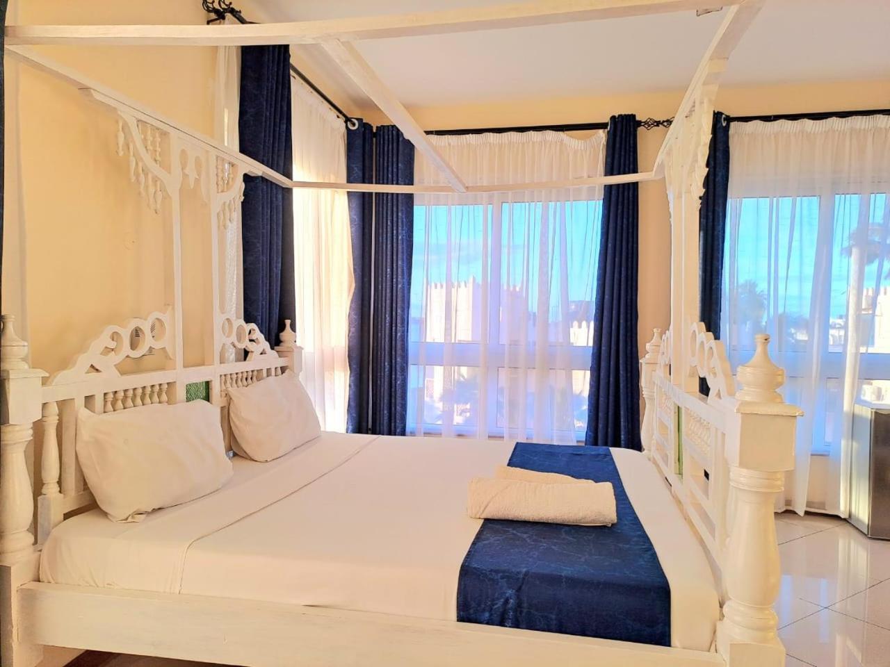 Elna'S Nyali - Work & Unwind - Pool, Sea Views, Ac & Fast Wi-Fi Bed and Breakfast Mombassa Buitenkant foto